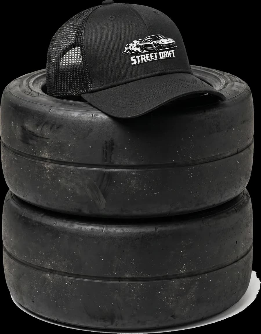 Casquette posée sur une pile de pneus